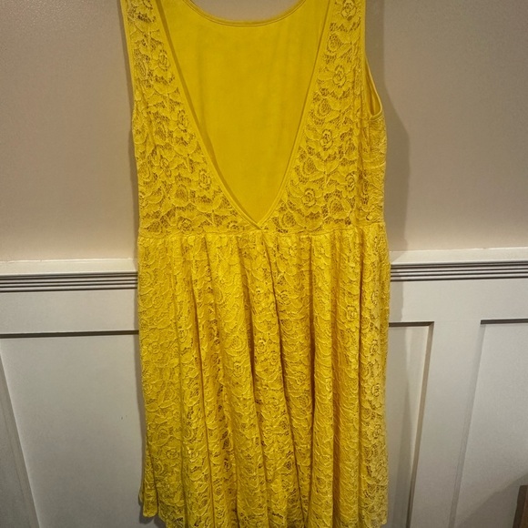 Elegant Yellow Lace Dress - Picture 3 of 7